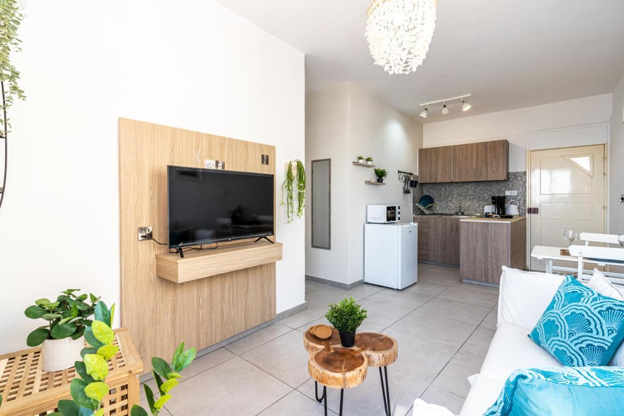 Whispering Palms 1-Br Apt By Finikoudes Beach Larnaca Exterior foto