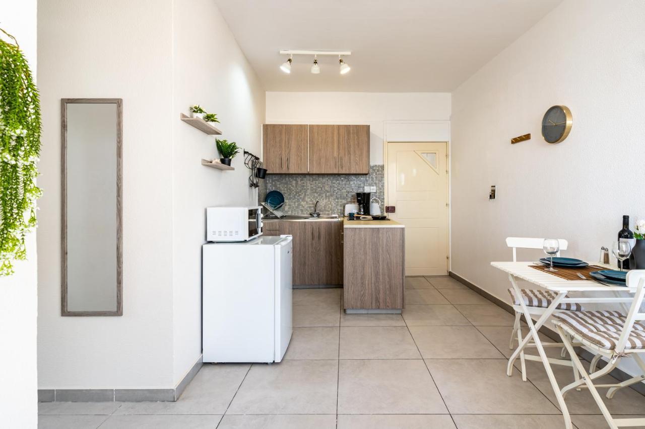 Whispering Palms 1-Br Apt By Finikoudes Beach Larnaca Exterior foto