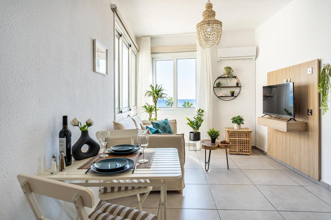 Whispering Palms 1-Br Apt By Finikoudes Beach Larnaca Exterior foto